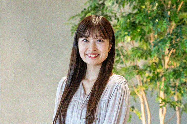 採用担当 朝長